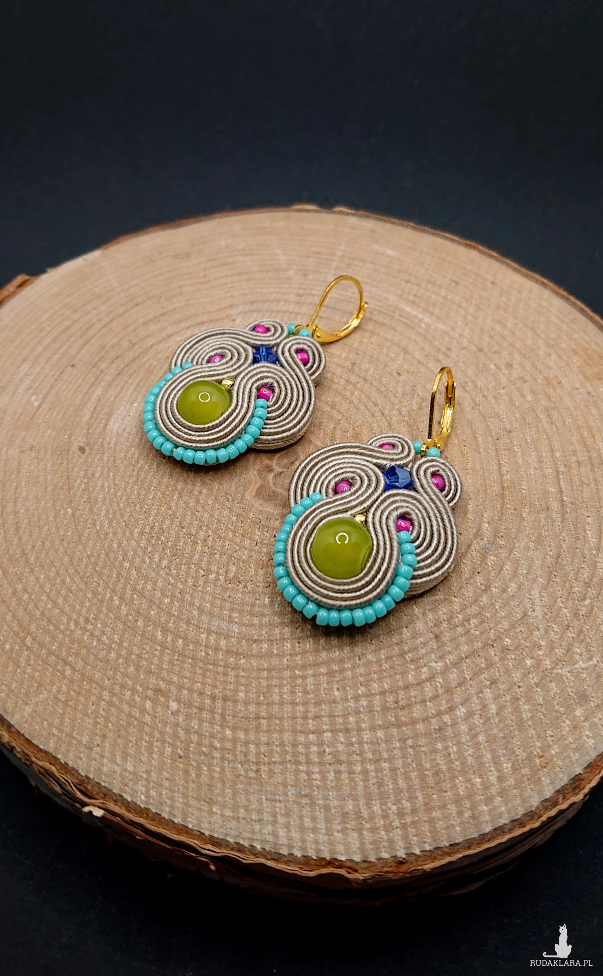 BEŻOWO-KOLOROWE WISZĄCE KOLCZYKI SUTASZ